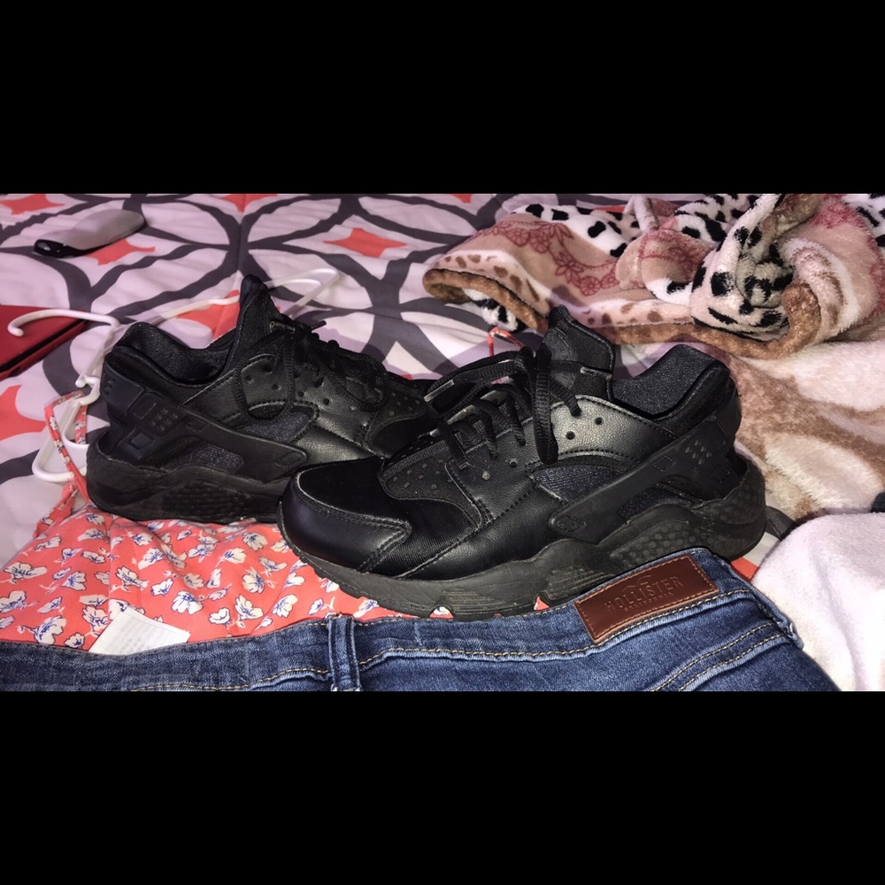Black Nike Air Huaraches
